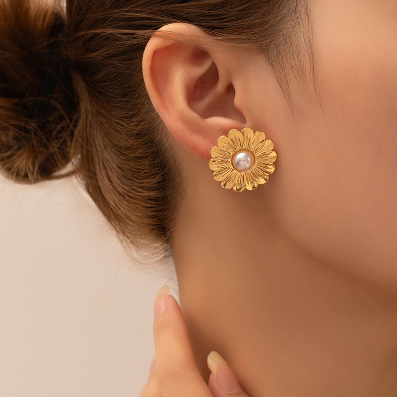 9g Weight Electroplated Gold Plating Process 201 Stainless Steel Ear Needle Material Golden Plated Plating Material Pearl Inlay Material Earrings, Ear Studs Classification 1 Pair Quantity Holiday, Daily Occasion 201 Stainless Steel Material Flower Pattern Women's Gender Simple Style, Classic Style Style Inlay Craft 1 Pair Simple Style Classic Style Flower Inlay 304 Stainless Steel Pearl Ear Studs 无