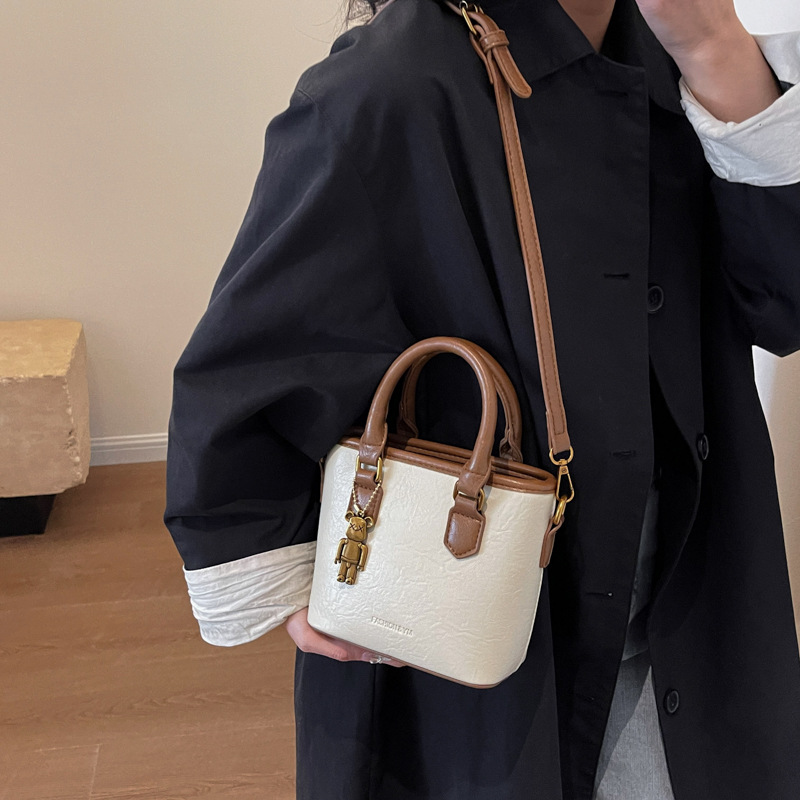 Bolso de mano para mujeres 2026 nuevo diseño de nicho universal bolso de cubo de alta sensación de explosión popular bolso de hombro