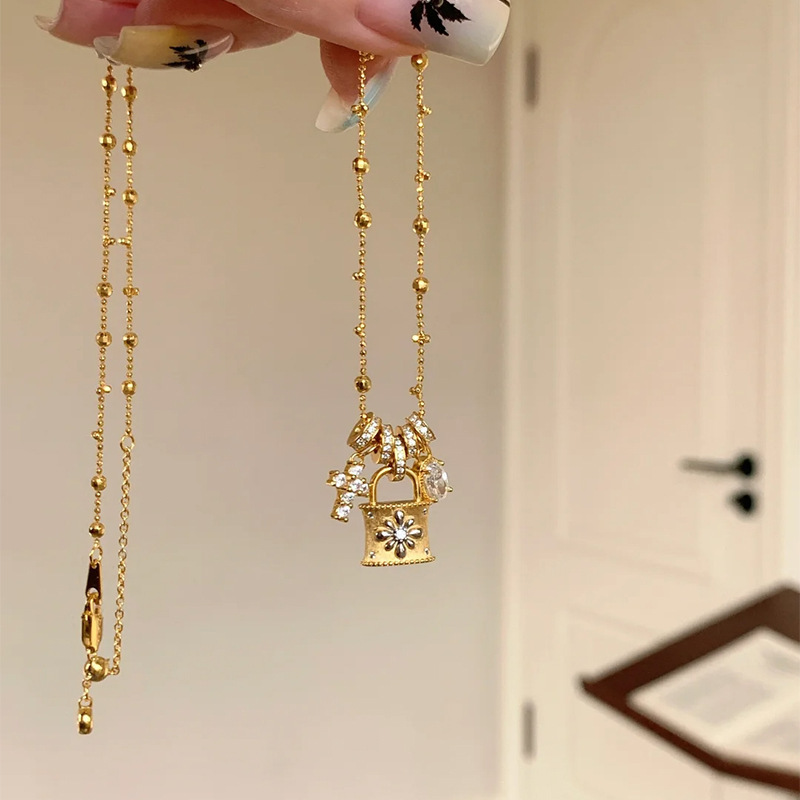 Trendy Cross Lock Necklace for Women, Light Luxury, Beautiful, Niche, High-End Choker, One Piece