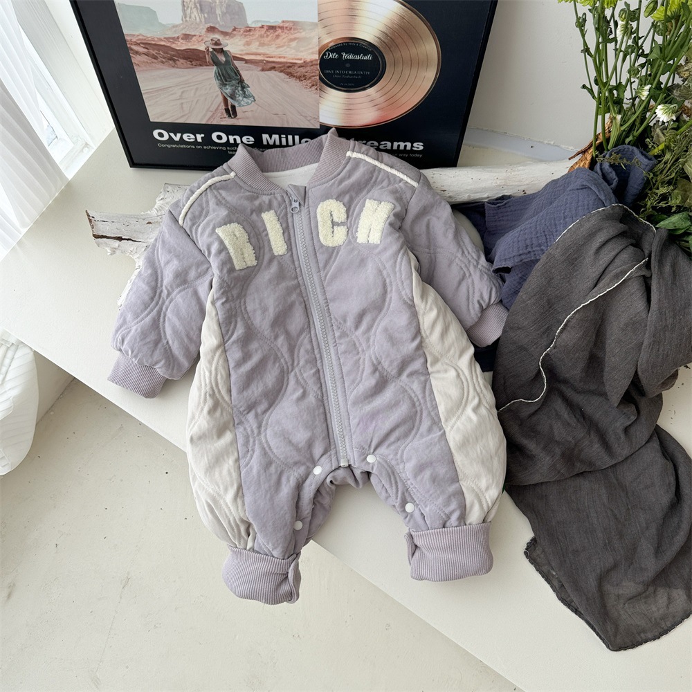 2024 nuevo invierno bebé coreano de dibujos animados letras de estilo occidental acolchado de algodón grueso cálido y cómodo abrigo de algodón de una pieza suave