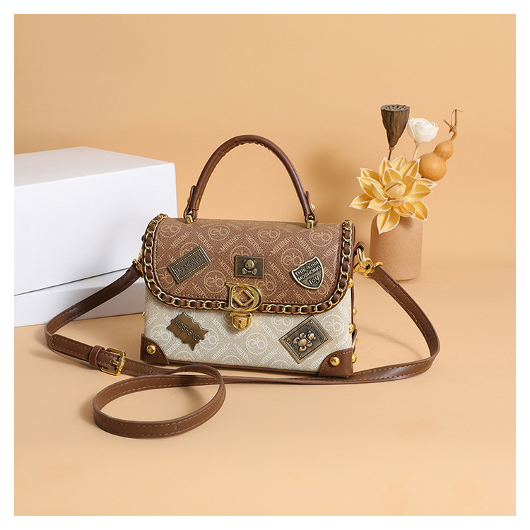 Luxe retro schoudertas voor dames met opvallende badge_voghion.com