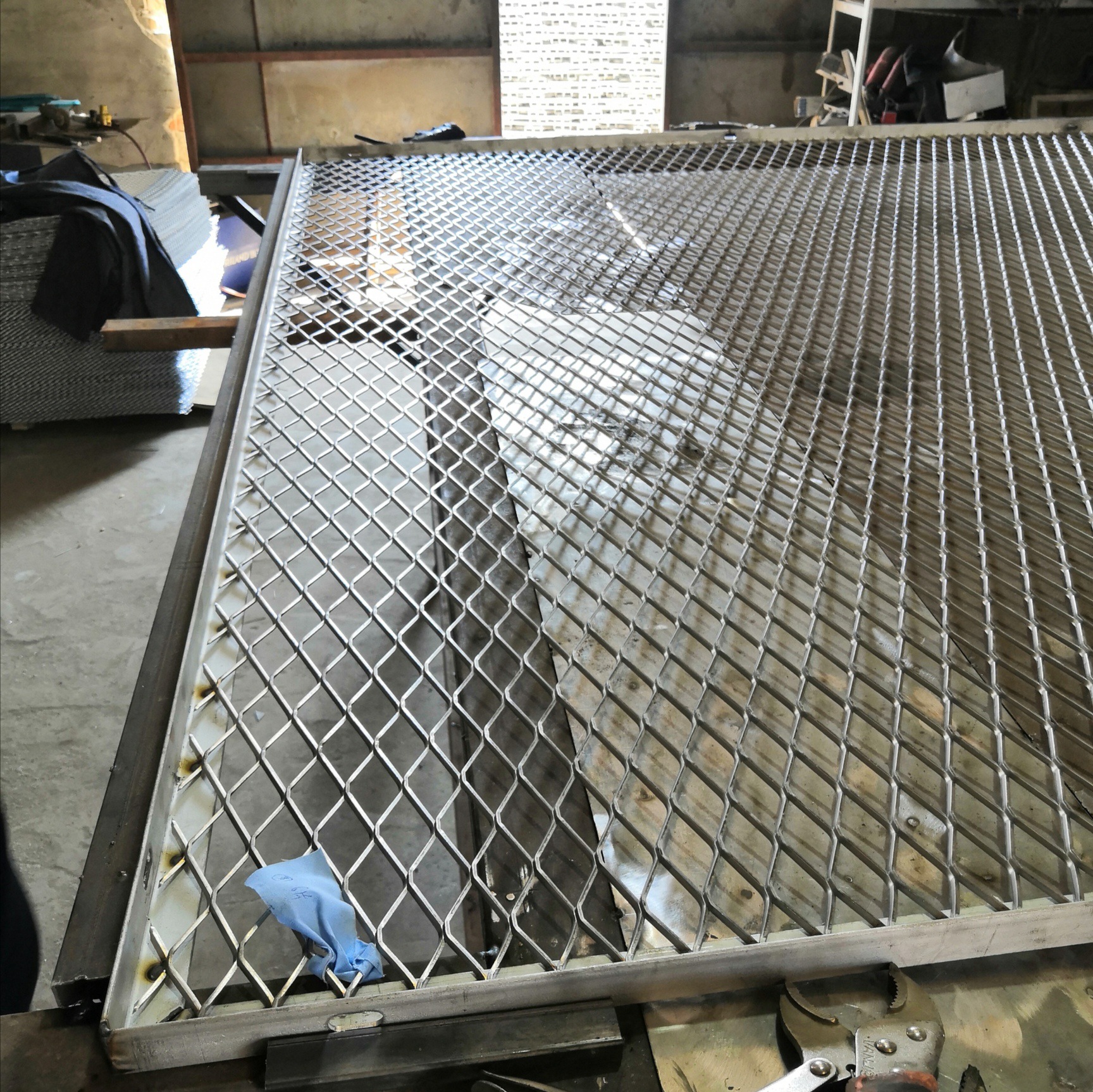 源头厂家优惠304材质钢板网框网 防盗窗用网护栏防护网阳台