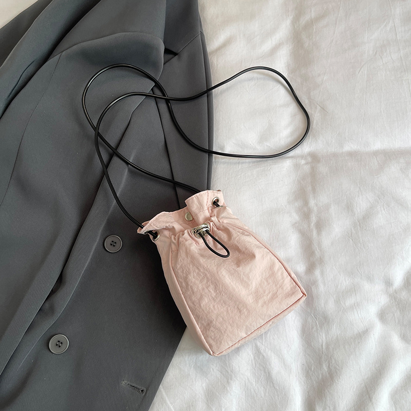 Casual bolso de tela de nylon ultra-fuego para mujeres 2024 nuevo verano versátil bolso de hombro bolso de cubo bolso de teléfono celular