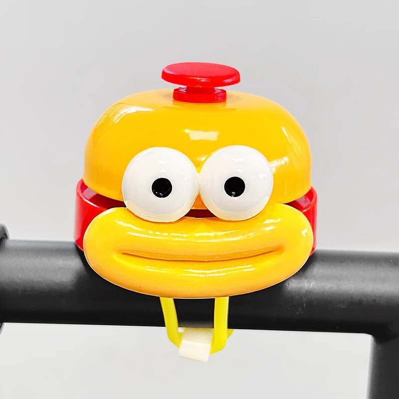 自転車の鈴は車に乗ってラッパを持ってかわいいアニメのマウンテンバイクの子供のスケートボードのバスの装飾の部品を持ちます。|undefined