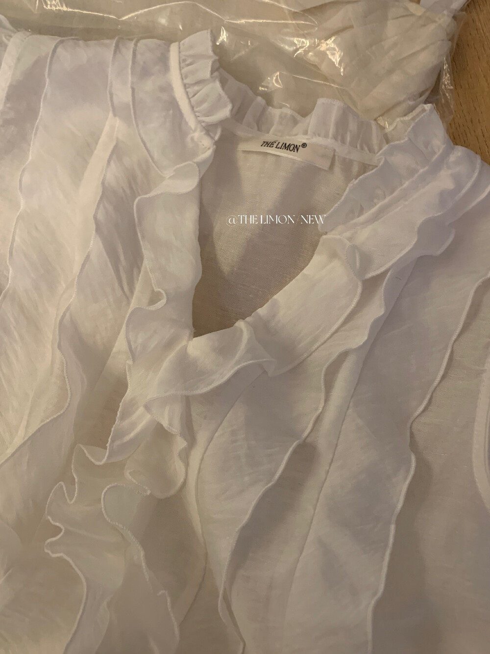 Áo sơ mi nữ tay ngắn cổ V phối ren xếp tầng chất liệu linen pha sợi tre — màu trắng, Bột cam, xanh lá cây chi tiết 28