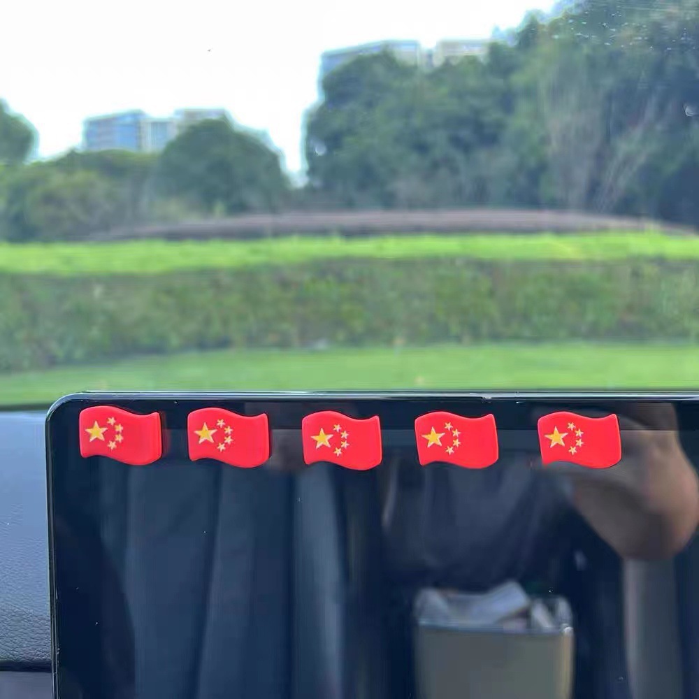 Linda decoración de coche moviendo la cabeza Adornos de bandera roja Suministros de decoración de coche Espejo retrovisor del copiloto Accesorios de coche