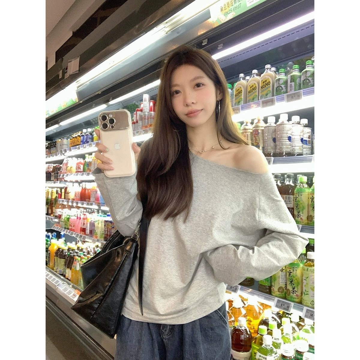 Наклонное плечо, одно слово плечо, две футболки с длинными рукавами, женская осень новая горячая девушка, дизайн свободная нижняя рубашка, белый топ