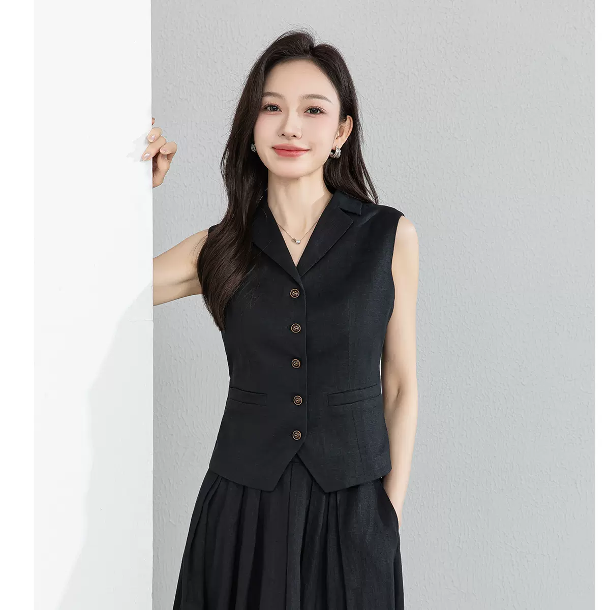 鑫阁时尚气质收腰无袖轻奢黑色西装马甲中长款百褶半身裙亚麻套装