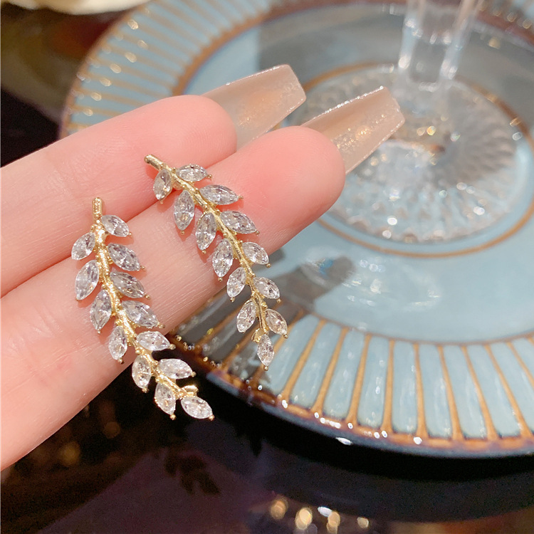 Sophisticated fashionable elegant universal earrings with zircon