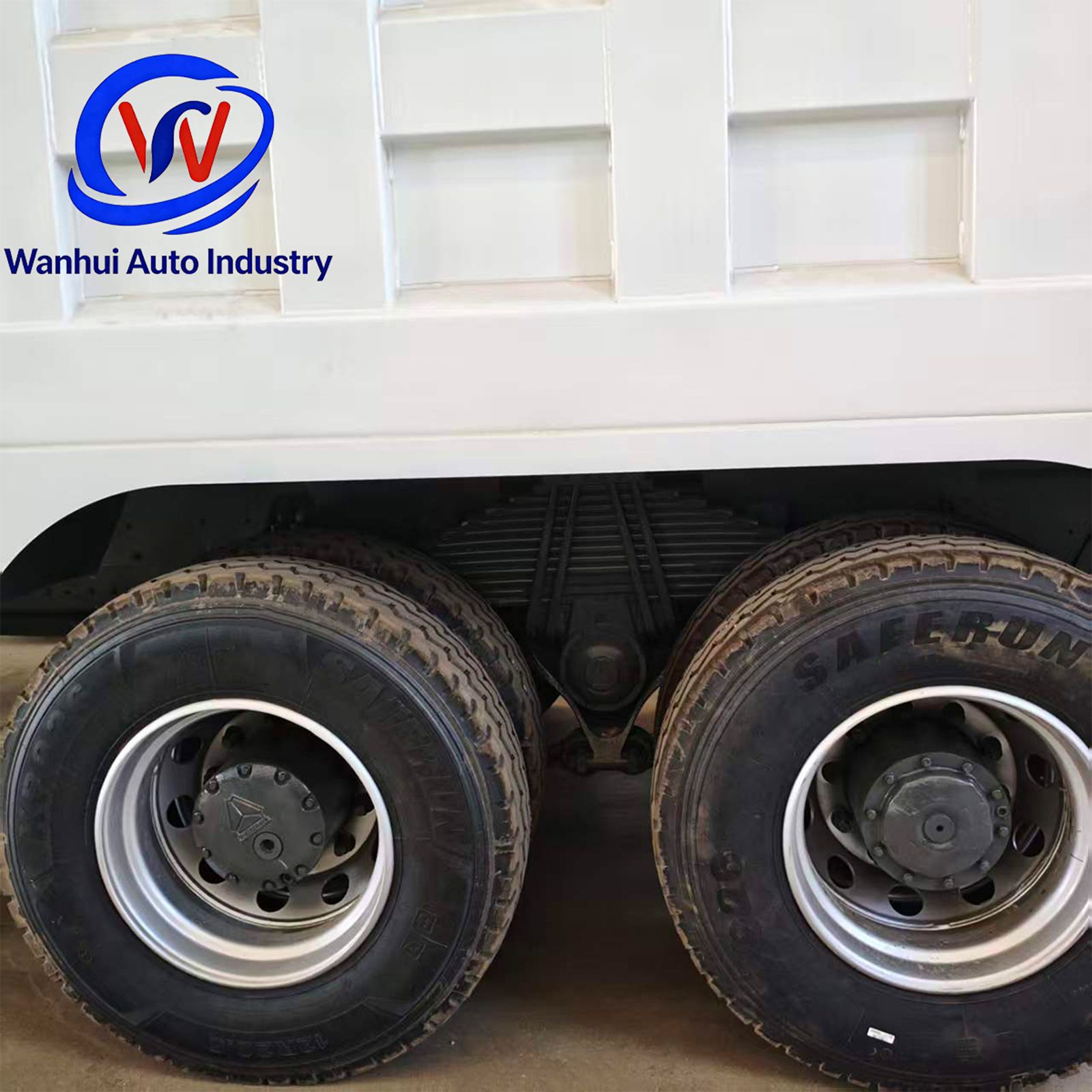 Cross-border HOWO dump truck with right and left-hand drive cabs, 371-375 horsepower long-distance logistics tractor