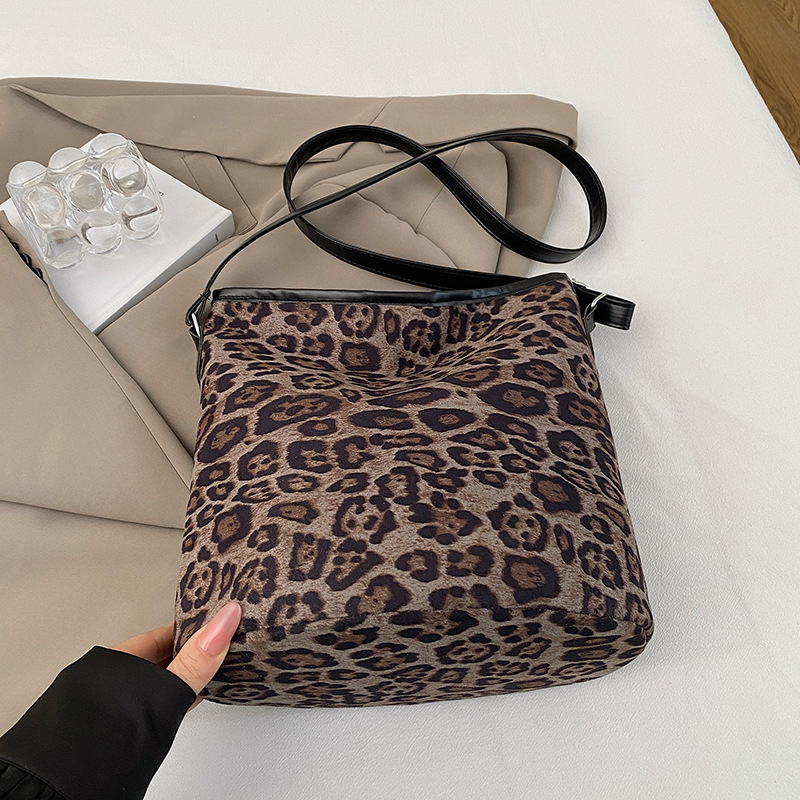 Invierno super caliente nicho leopardo bolso para mujeres 2024 nuevo popular bolso de hombro amplio bolso de cubo debajo de la axila para mujeres