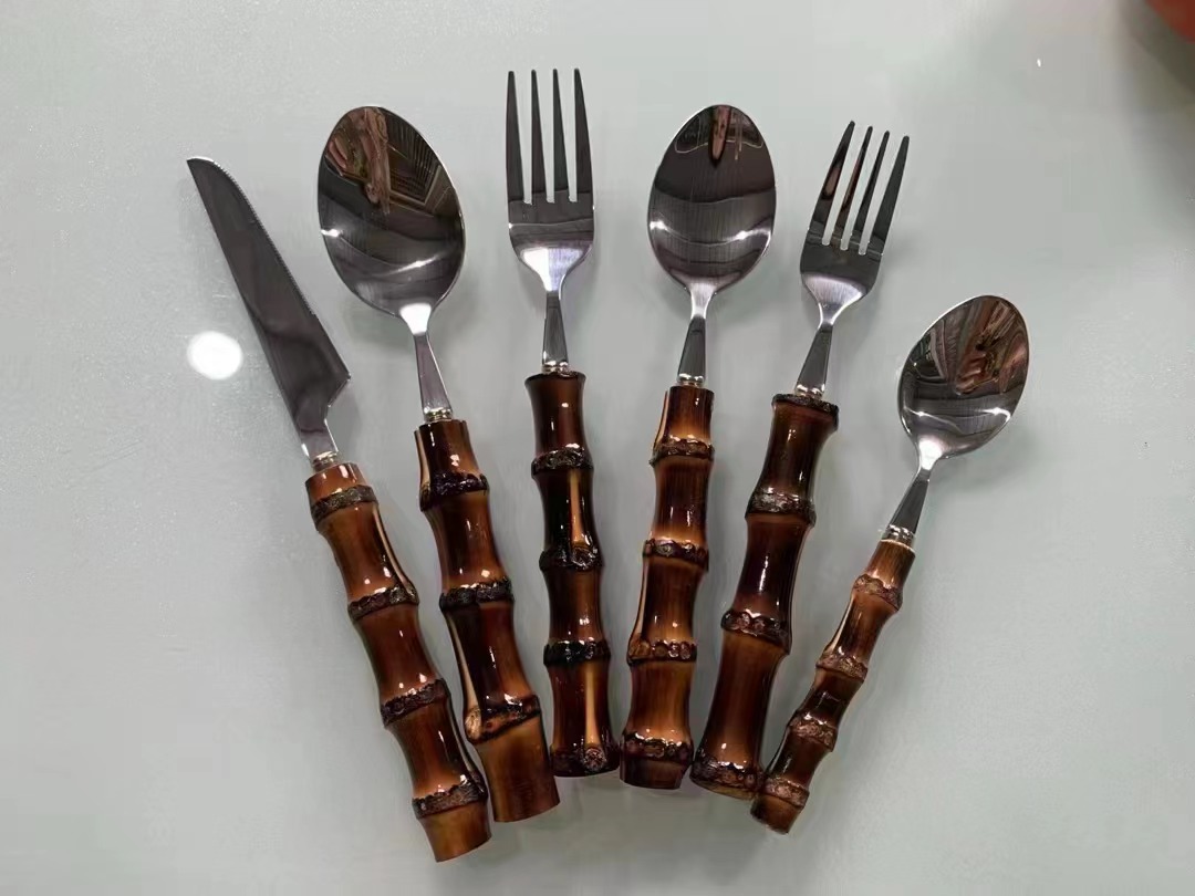 Vajilla de comida occidental Cuchillo y tenedor Cuchara de café Cuchara de helado de postre Mango de bambú Juego de vajilla de acero inoxidable Caja de regalo