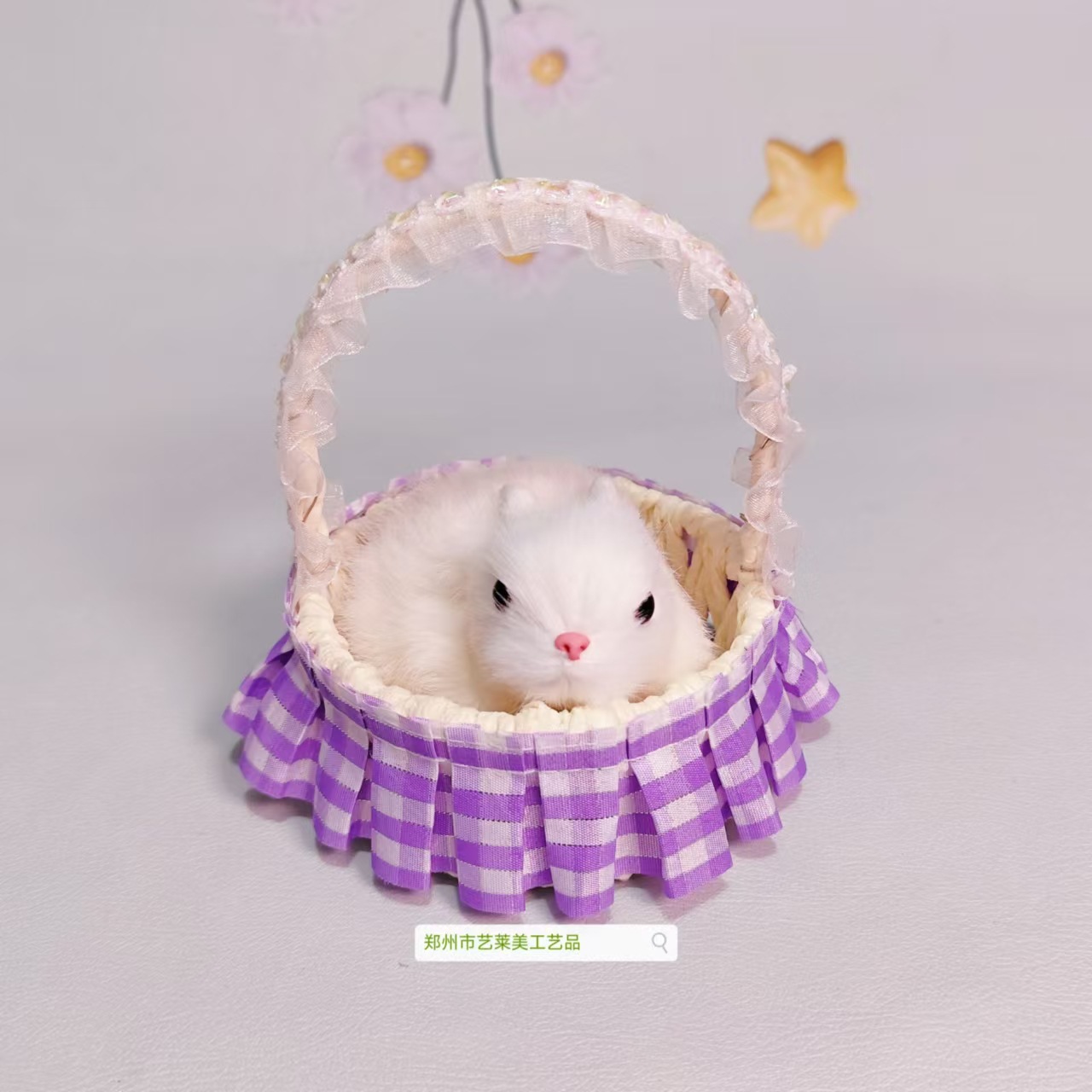 보라색 격자 무늬 레이스 바구니 토끼