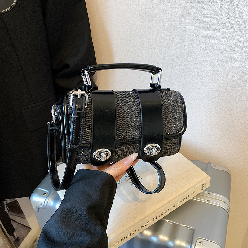 Xiaozhong Super Fire Hand lleva un pequeño bolso cuadrado para damas 2025 nuevo bolso de hombro de tendencia de estilo occidental salvaje bolso de mensajero de moda coreana