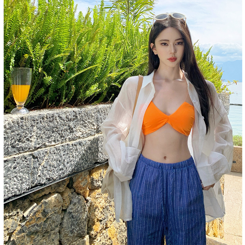 Conjunto feminino casual de três peças estilo resort à beira-mar: blusa de proteção solar + top de biquíni + calça pantalona