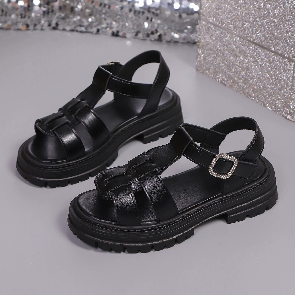 2025 новых летних женских сандалий в римском стиле на толстой подошве, повседневные, с плетеным ремешком на носке, пряжкой и ажурной вставкой, пляжная обувь оптом