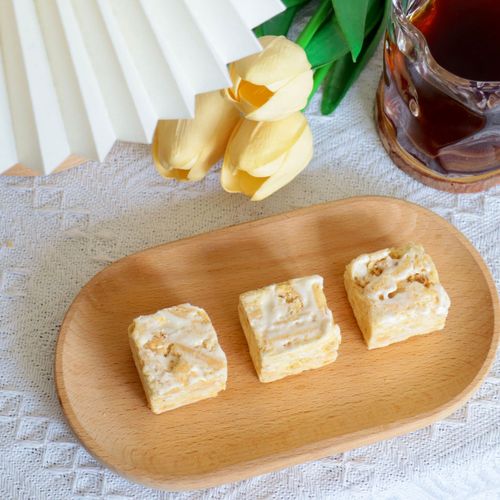 Sweet and Crispy Vinegarberry Nougat Sandwich Cookies Original Milk Frosting Snowflake Crispies Biscuits Internet Famous Leisure Snacks Bulk Wholesale