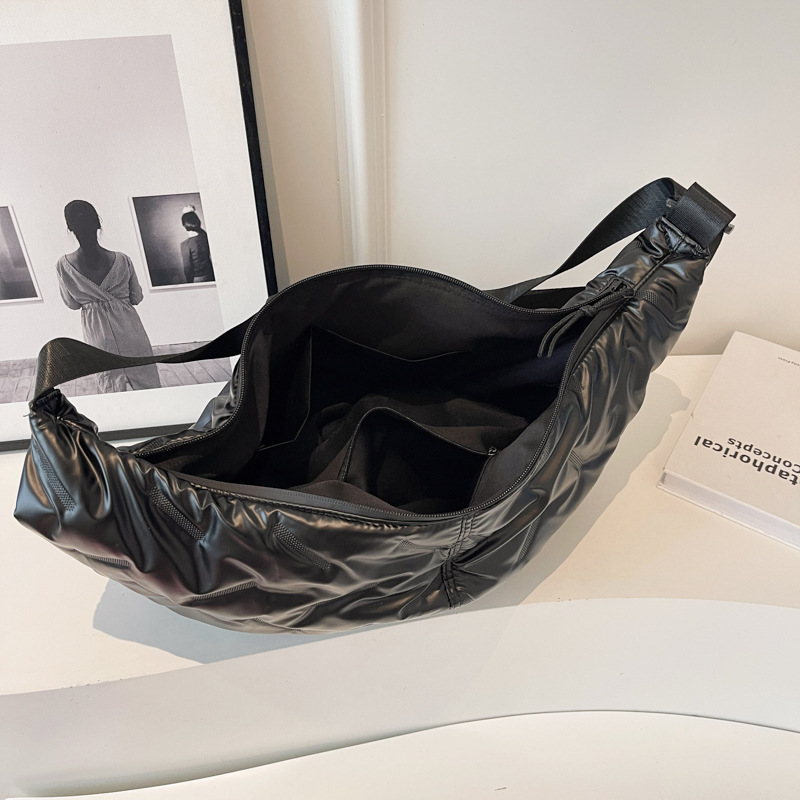 Bolso de bola de masa de mensajero de gran capacidad para mujer 2024 otoño e invierno nuevo estilo simple y moderno bolso de hombro coreano bolso de estudiante