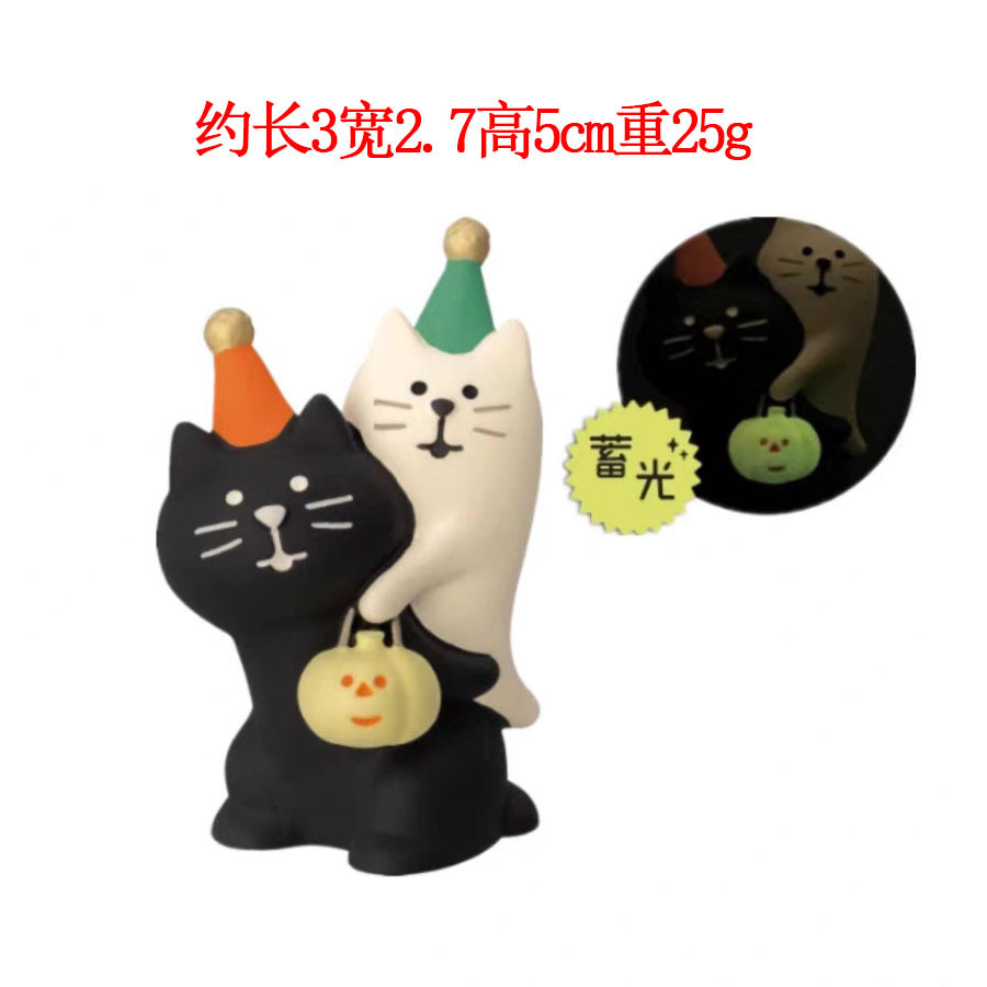 할로윈 검은 고양이 뒤 흰 고양이
