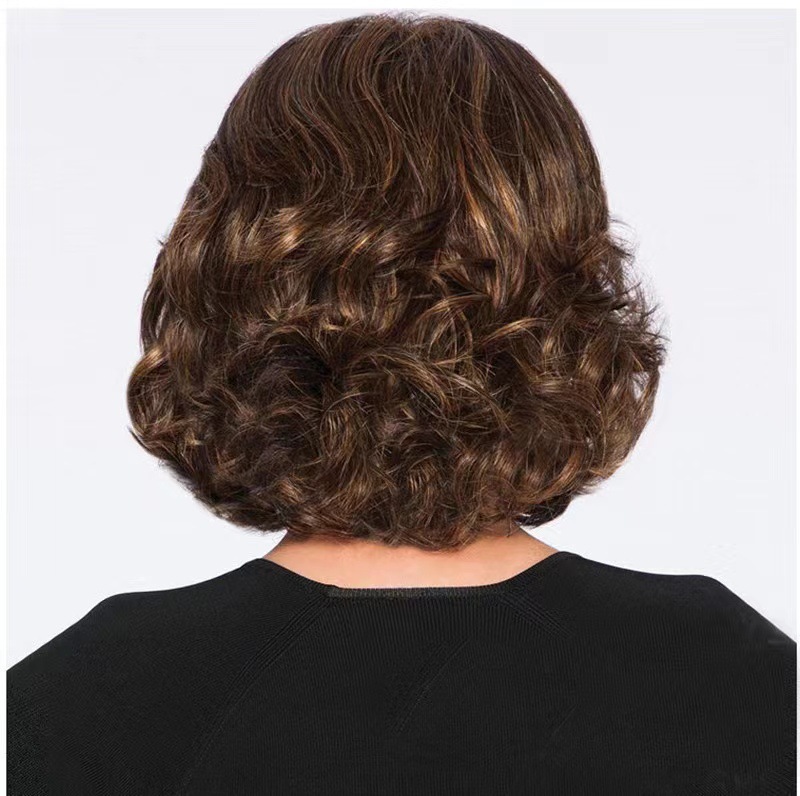 Damespruik met kort krullend haar, zijwaarts geknipte pony, bruin, middellang, peervormig model, direct leverbaar._voghion.com