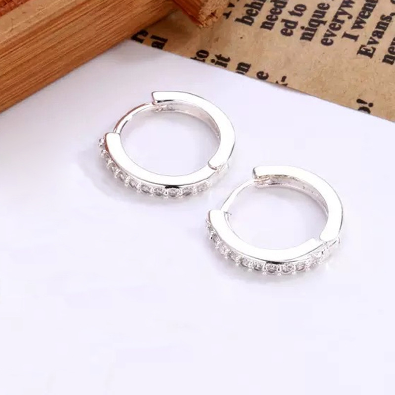 Nicho de moda transfronteriza sensación de diseño de cobre chapado en oro real perfiles redondos de alta calidad sensación de lujo ligero pendientes de mujer venta directa