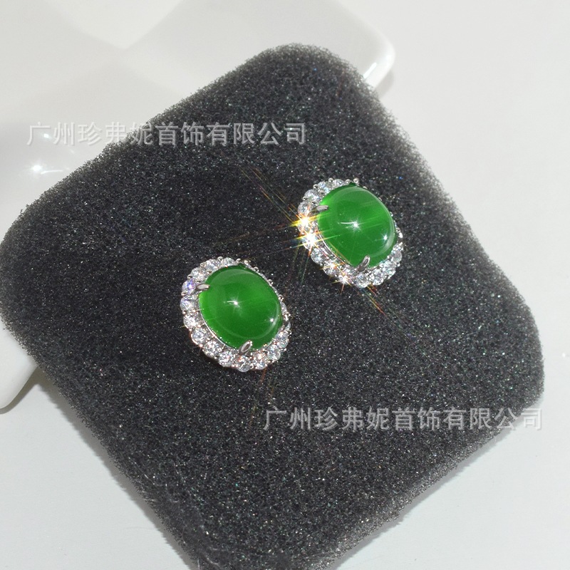 천연 라이트 그린 칼 세던 표면 광택 높은 얼음 옥 녹색 계란 표면 마노 귀걸이 빛 고급 귀걸이 공급 도매