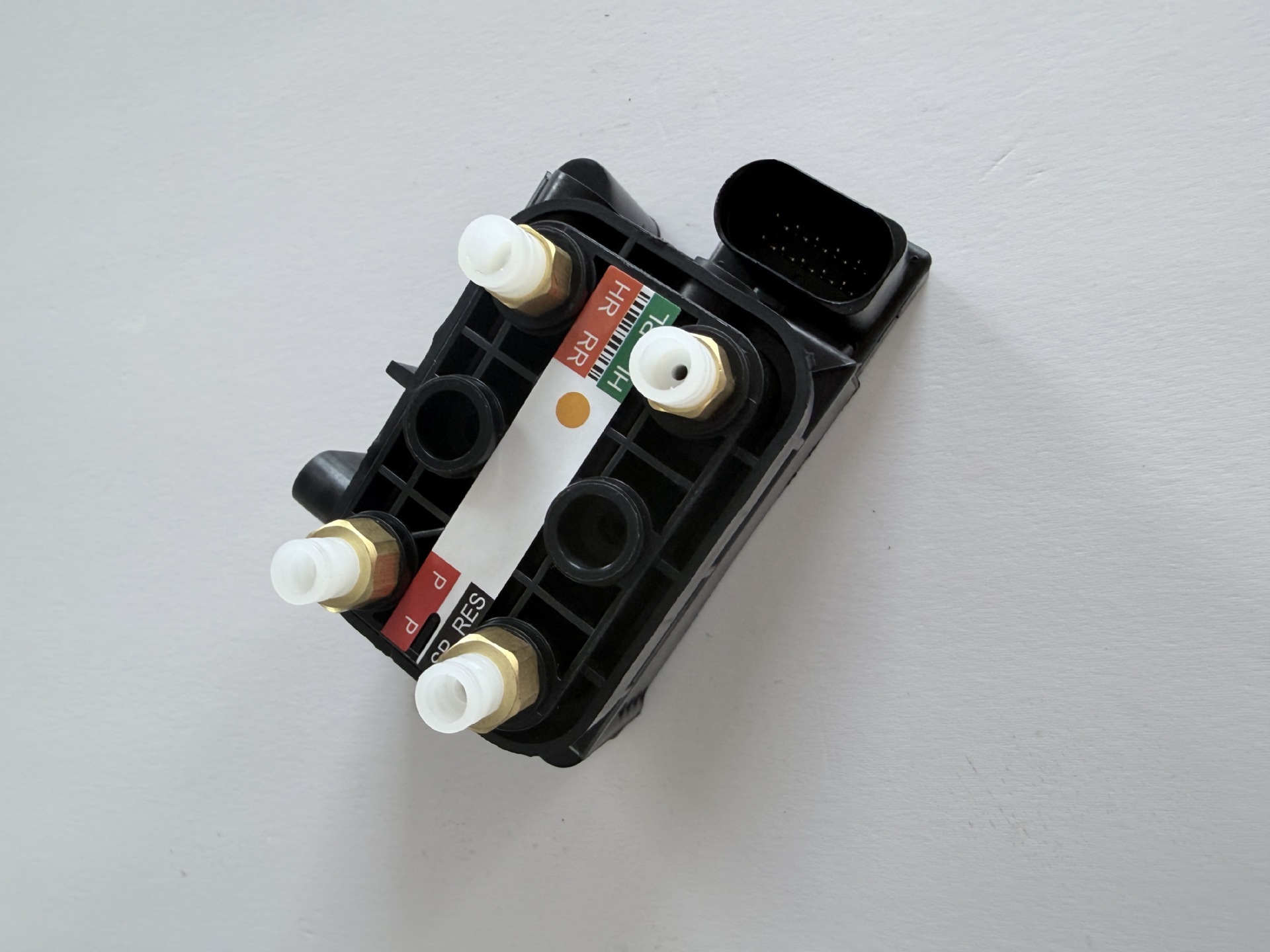 C2D26814 air pump distribution valve is suitable for the new Jaguar C2C34552 shock absorber valve, sourced from the original manufacturer