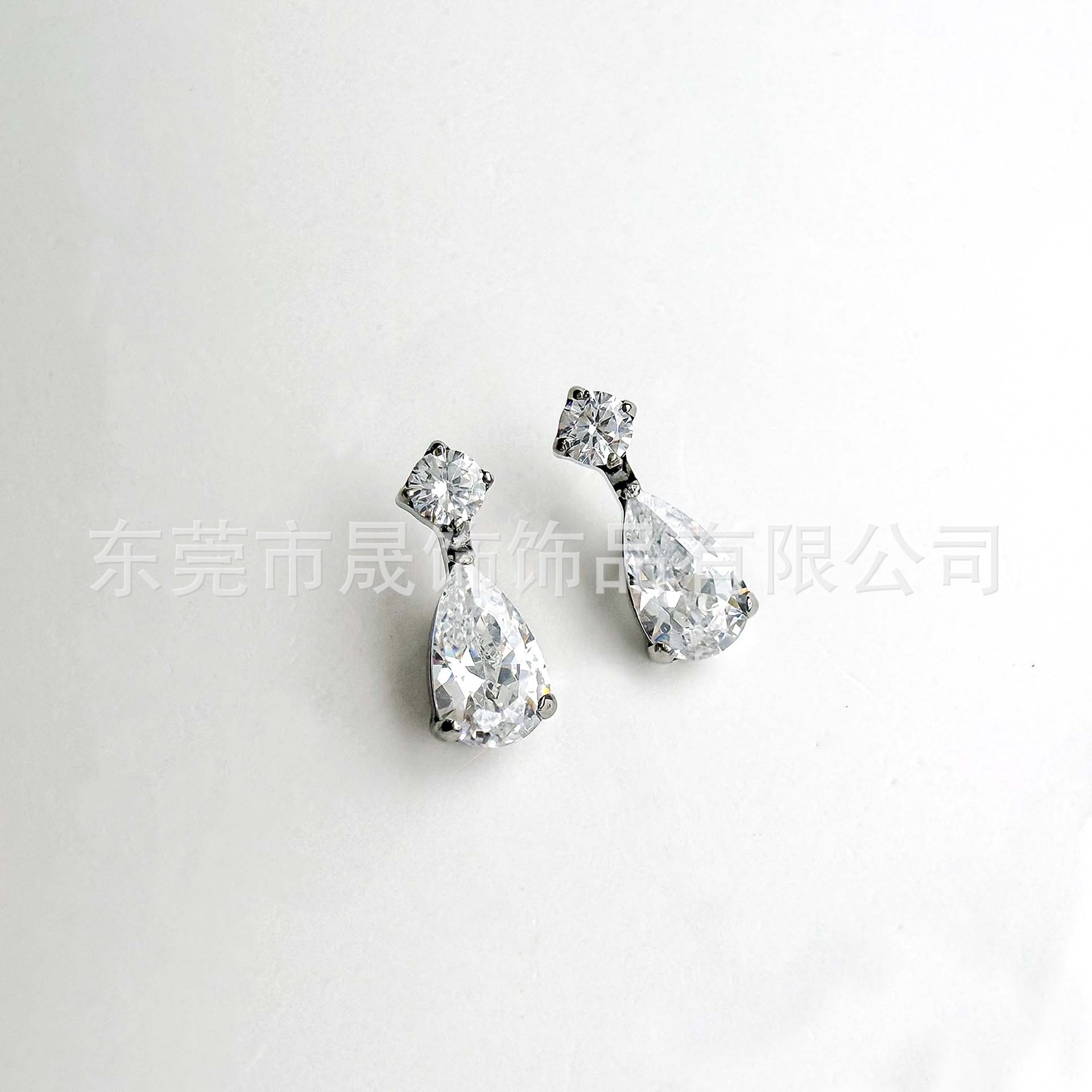 F136 Titanium Cubic Zirconia Teardrop Ear Stud Internal Thread 植入级 G23 Implant Grade Titanium 人体 Piercing Jewelry Helix Cartilage Stud