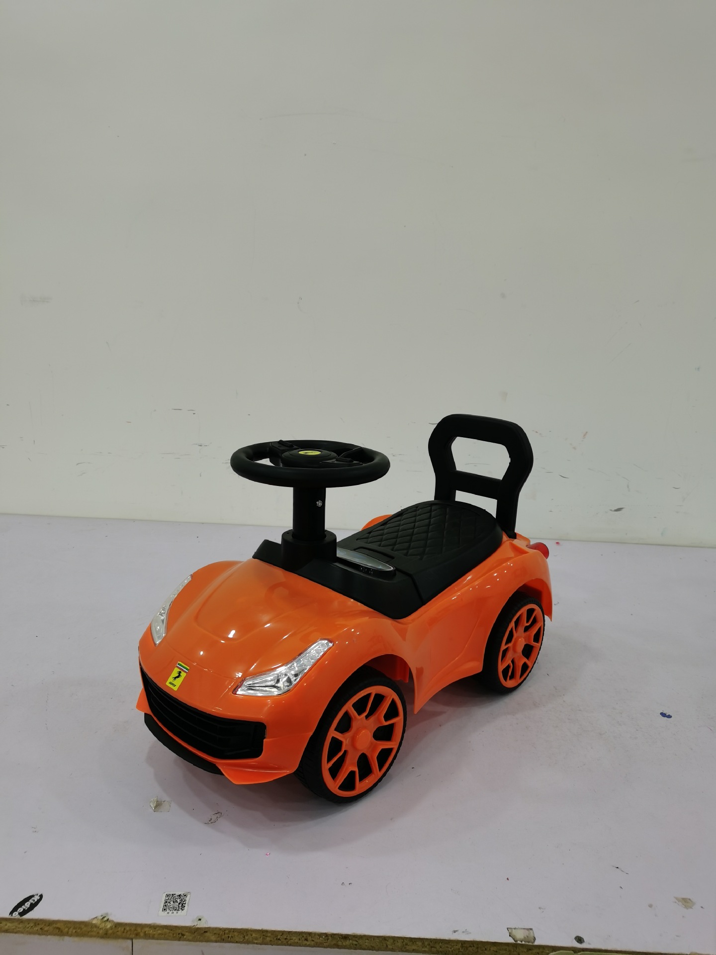 Niños de cuatro ruedas de torsión, patina para bebés de 1 - 3 años de edad, se puede sentar con música swing con patina asistida de empuje manual.