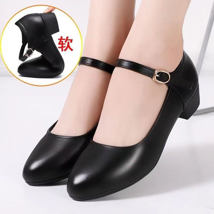 妈妈鞋女2024秋季新款女士单鞋中老年女鞋不累脚一字扣带小皮鞋女