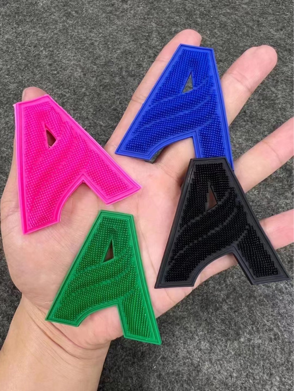 PVC软胶标牌橡胶服装衣服滴塑滴胶商标胶章铭牌LOGO踩标通用