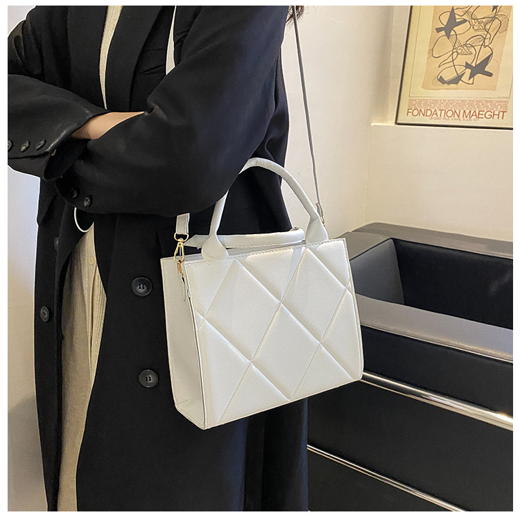 Fashion Pure Color Bag Female 2021 New Winter Rhombus Candy Color Single Shoulder Messenger Bag display picture 3