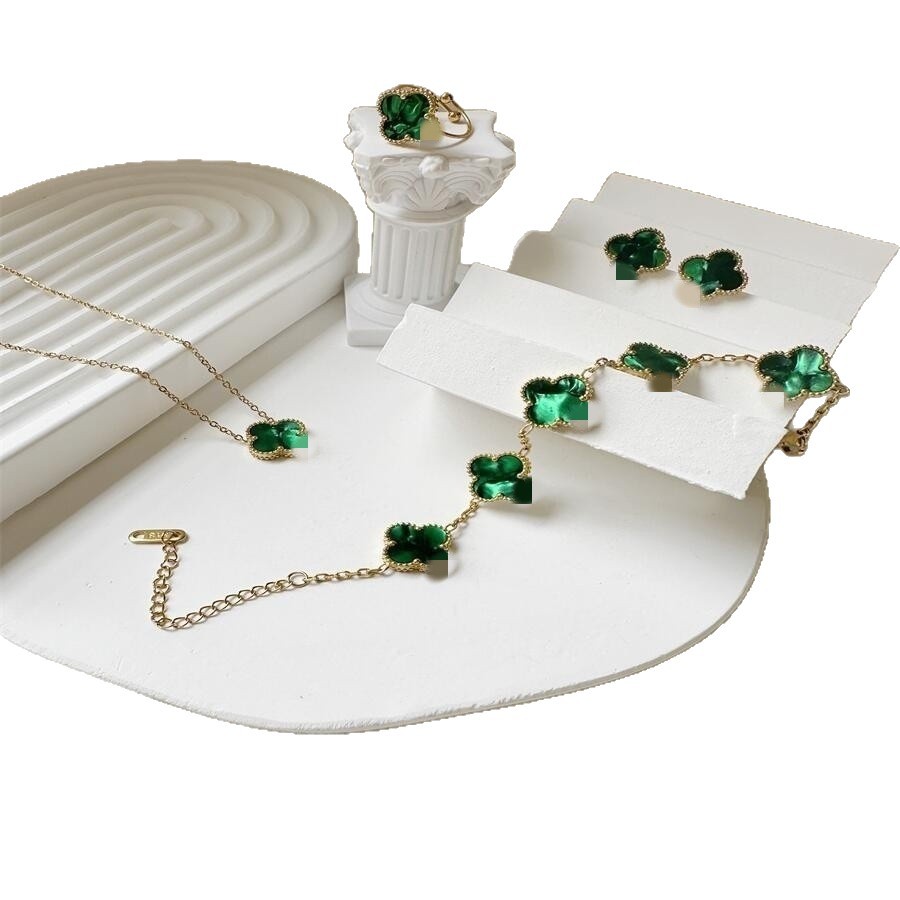 Estilo caliente Este trébol de cuatro hojas 13MM Pulsera de cinco flores 18K Pulsera de trébol de cuatro hojas Collar Pendientes Juego de anillo sin decoloración