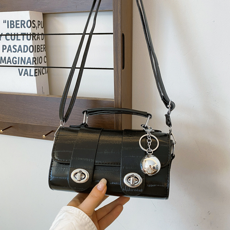 Bolso pequeño bandolera para mujer 2024 nuevo estilo de verano de alta calidad, estilo de nicho portátil para mujer, estilo explosivo con falda, bolso de mensajero
