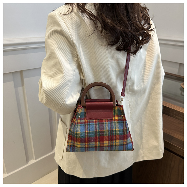 This is a trendy and stylish single-shoulder underarm bag with a contrasting color for the autumn of 2024. It features a unique design and is retro and individualistic undefined