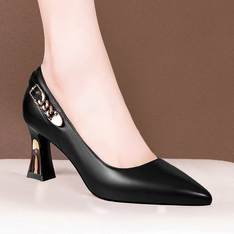 Zapatos de cuero de tacón grueso poco profundo, primavera 2025, nuevos zapatos de mujer profesionales versátiles de punta puntiaguda, de cuero suave, color negro.