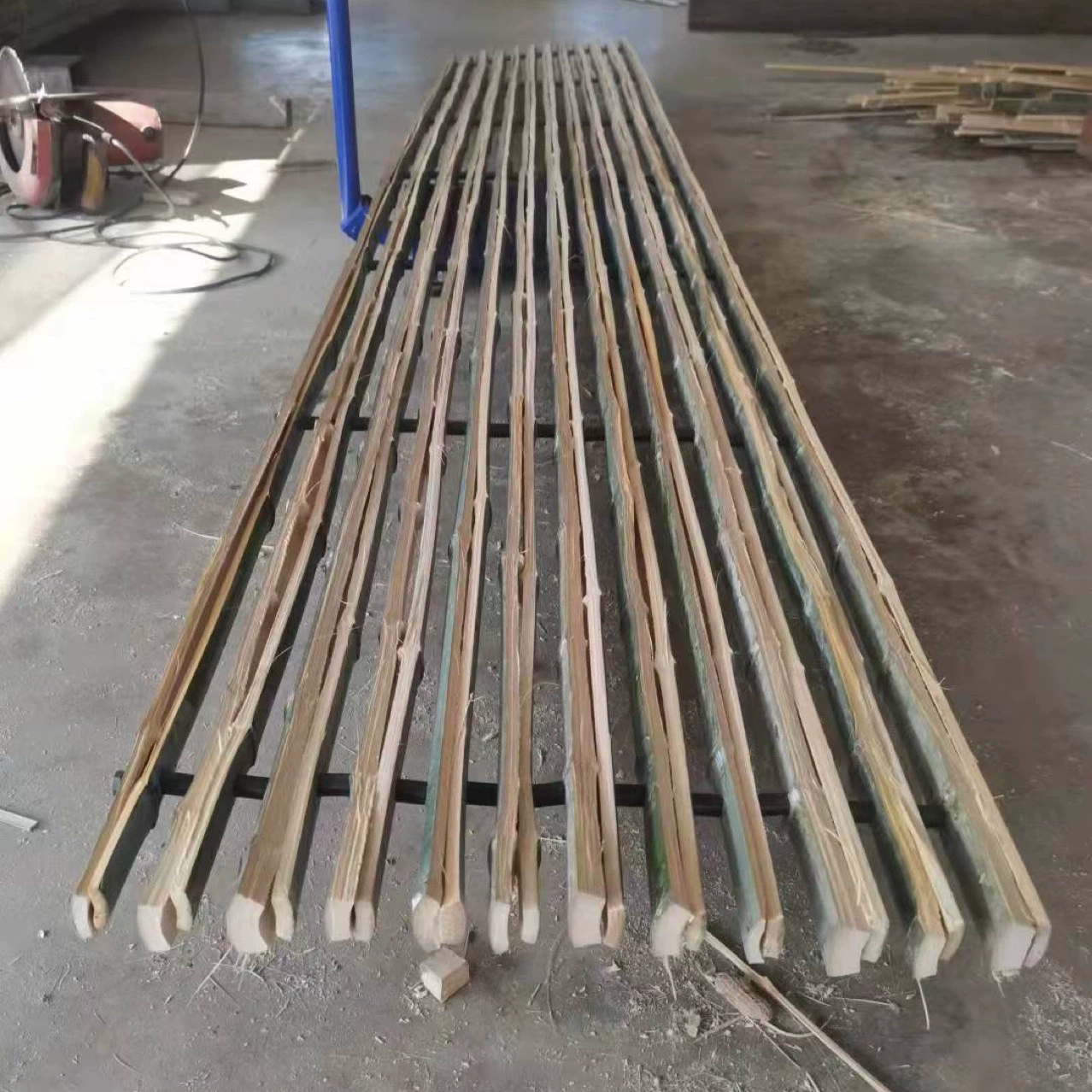 Смешанные партии бамбуковых трамплинов бамбуковые балки бамбуковые кровати панелей на строительной площадке специального склада для защиты от влаги и высоковольтной линии