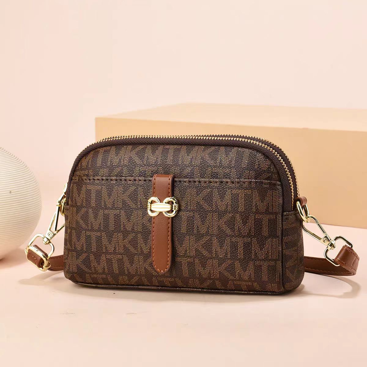 Bolsos de fábrica para mujer 2025 primavera y verano nuevo bolso cuadrado pequeño de mensajero de un solo hombro fresco y dulce estilo explosivo al por mayor
