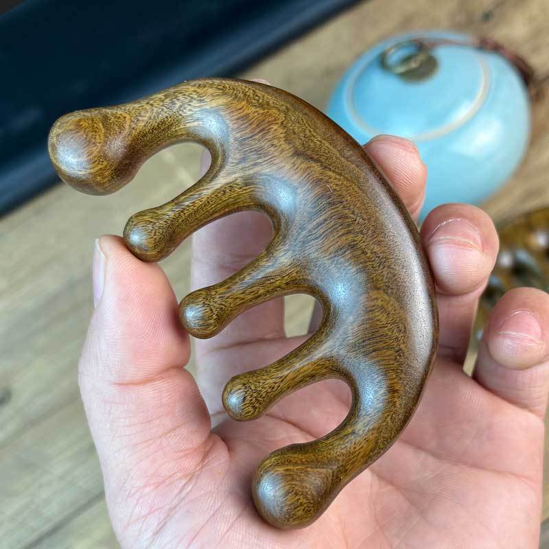金糸檀の大きい取っ手の厚い金の経絡のマッサージの彫刻の木の櫛の長い髪のカールの頭皮のツボの檀木の櫛|undefined