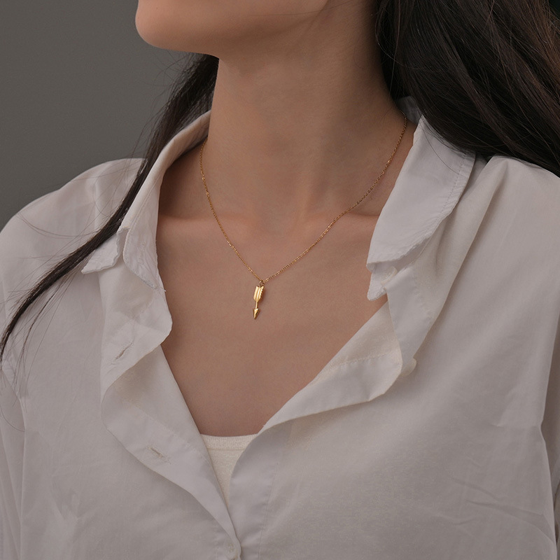 Creative trend arrow sweater luxury golden collarbone chain titanium steel necklacepicture3