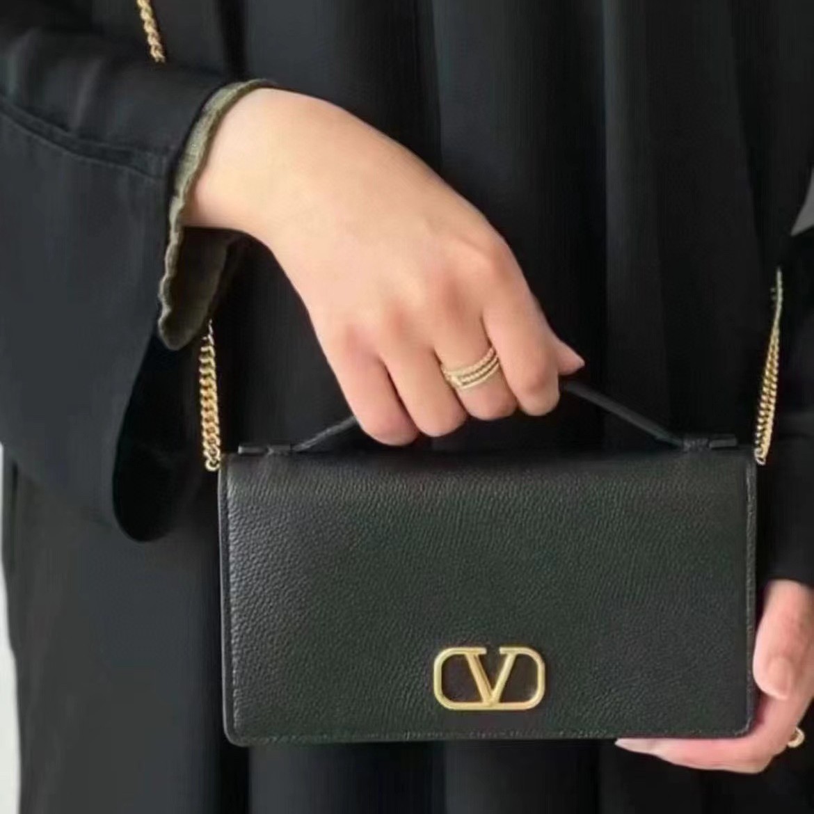 High-Value Cowhide 2024 V-Shaped New Handbag Fashion Chain Shoulder Crossbody Bag Stylish Handbag Exquisite