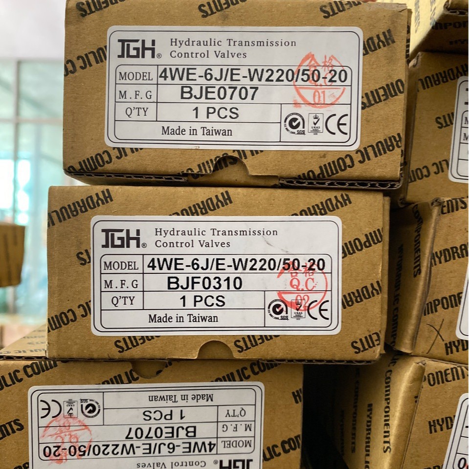 台湾久冈电磁换向阀4WE-6J/E-W220/50-20-40油压传动阀4WE
