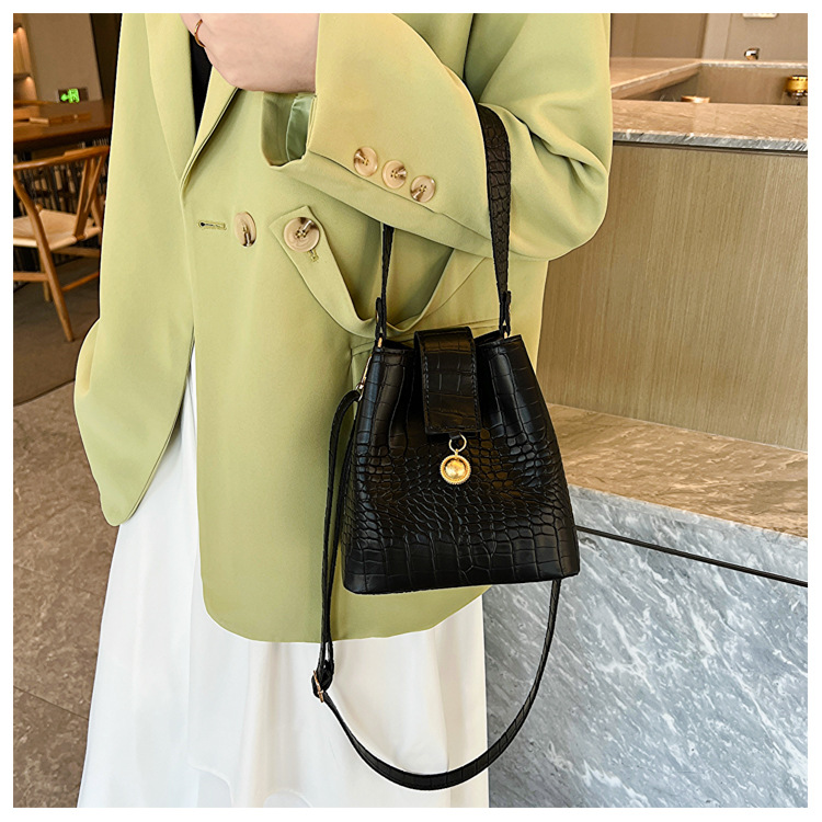 Women's Small Spring&summer Pu Leather Solid Color Fashion Bucket Magnetic Buckle Bucket Bag display picture 1