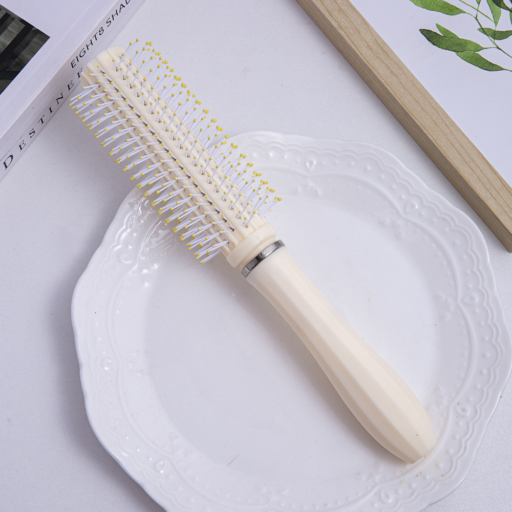 Кремово-желтая расческа для завивки.
