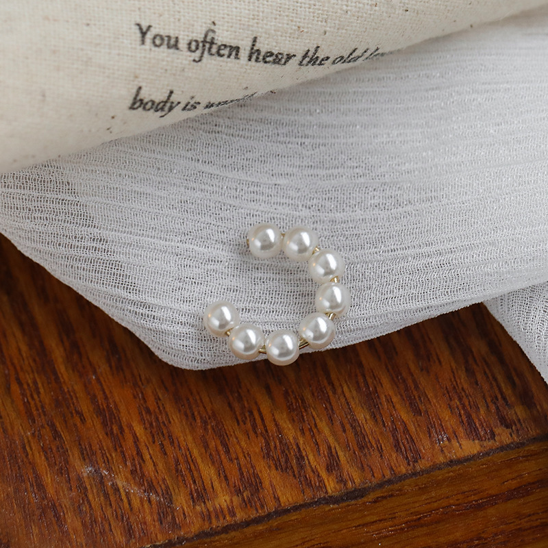 New Simple Fashion Pierceless C-shaped White Pearl Ear Clip Wholesale Nihaojewelry display picture 3