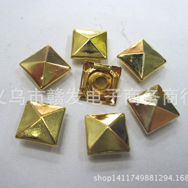 供应各种撞钉  水桶面  三角面  四方面  金属10*10金字塔帽钉