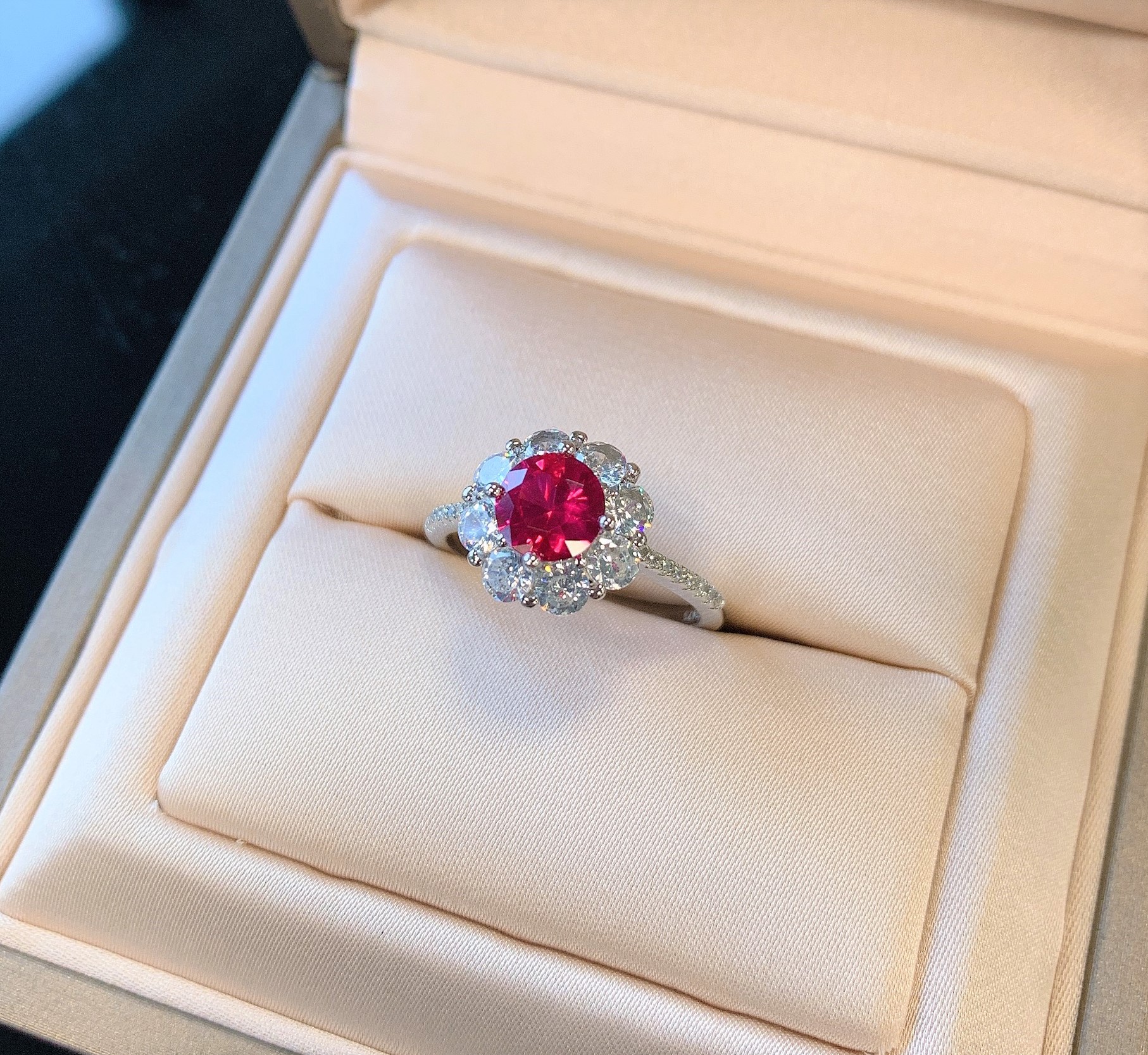 Zhuang Sheng joyería S925 plata vintage simulación Ruby Dan-anillo en forma de pendientes colgante de tres piezas conjunto de piedra principal 7mm