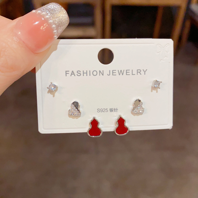 S925 aguja de plata micro incrustaciones de circón pendientes cortos pendientes de pelo corto japonés y coreano elegante todo-fósforo simple conjunto de tres piezas pendientes para las mujeres