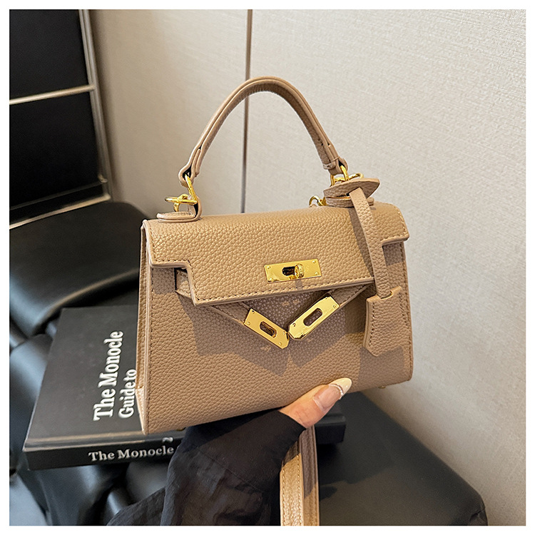 This year, a new women's casual summer single-shoulder crossbody bag with a niche design is in vogue. The hand-held small square bag is popular undefined