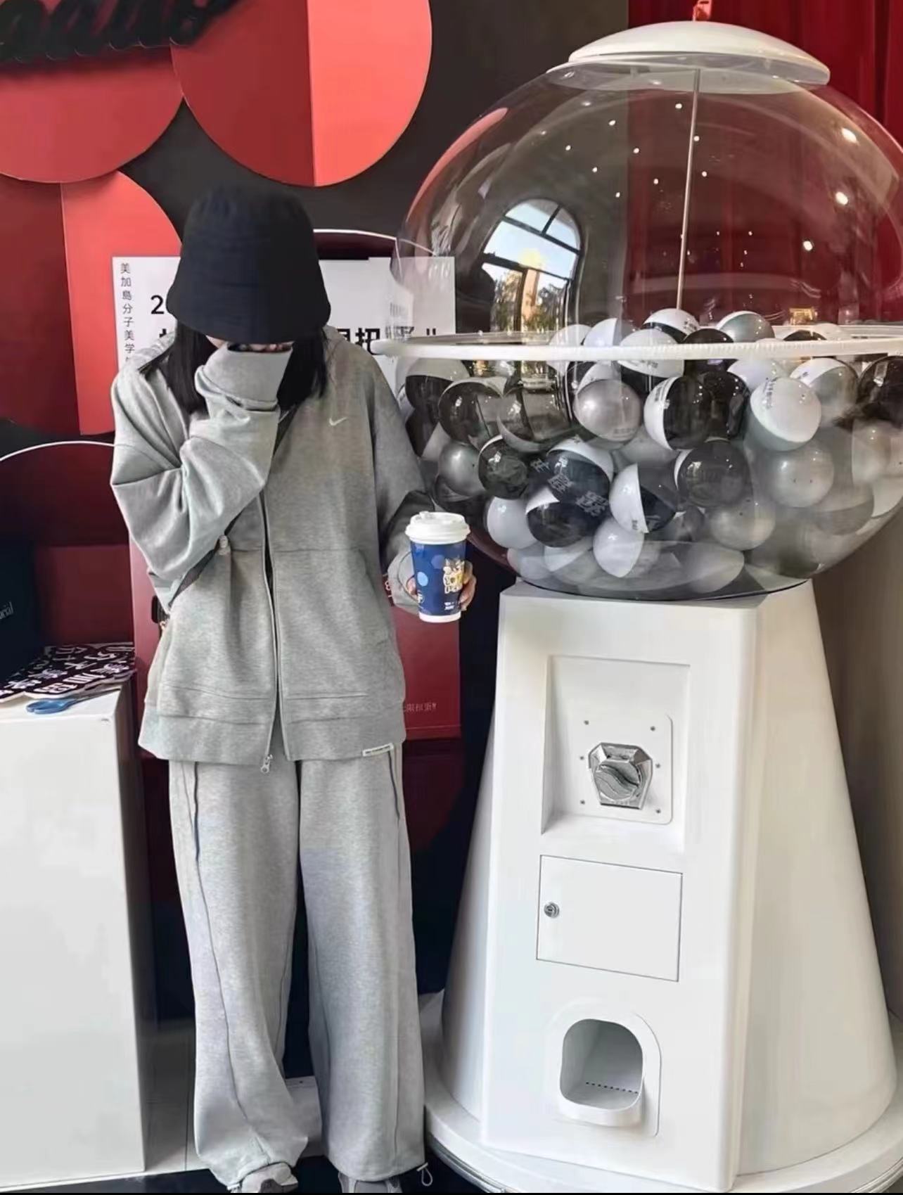 Máquina de gashapon de celebridades de Internet nueva máquina de regalo de cápsulas de código de escaneo de monedas comerciales máquina de bolas de accesorios de drenaje de eventos de centros comerciales a gran escala